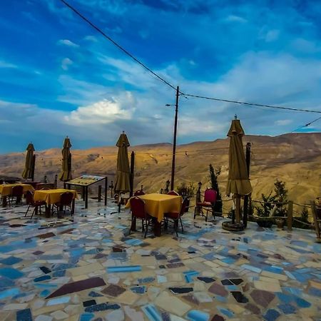 Mumia Restaurant & House Guest House Karak Bagian luar foto